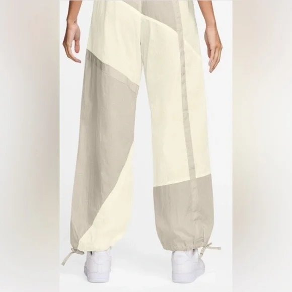 Nike sportswear women’s mid-rise loose woven  windbreaker sweatpants  med. - Picture 3 of 9